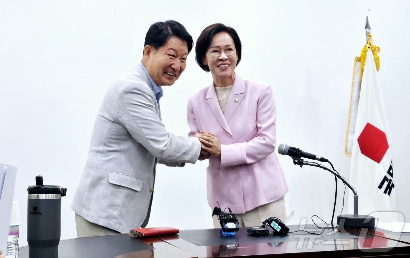 (대구=뉴스1) 남승렬 기자 = 권영진 국민의힘 의원과 이인선 국민의힘 의원이 11일 대구 수성구 범어동 국민의힘 대구시당에서 공동 기자회견을 열고 대구시당위원장 경선과 관련된 입 …