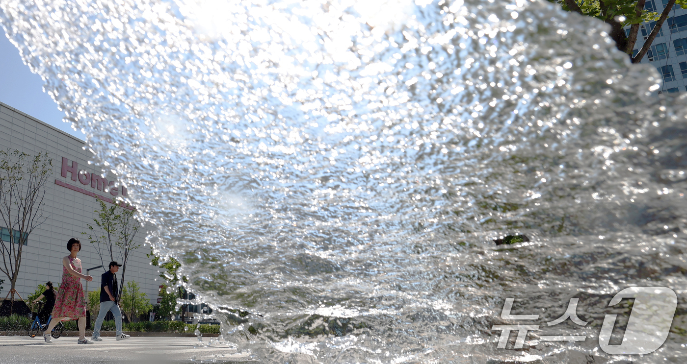 (수원=뉴스1) 김영운 기자 = 연일 폭염이 이어지고 있는 11일 경기 수원시 팔달구 수원시청 인근에서 구청 관계자가 살수차를 이용해 물을 뿌리고 있다. 2025.7.11/뉴스1