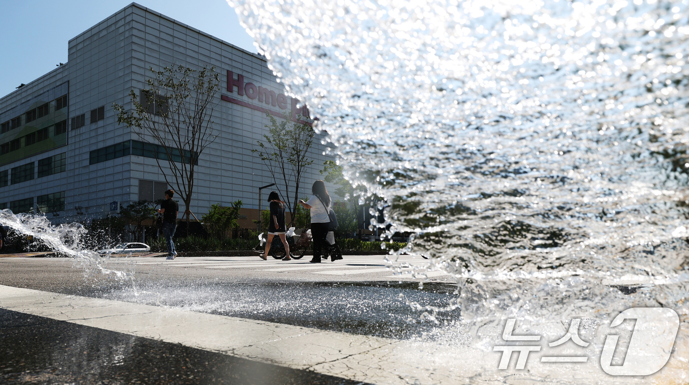 (수원=뉴스1) 김영운 기자 = 연일 폭염이 이어지고 있는 11일 경기 수원시 팔달구 수원시청 인근에서 구청 관계자가 살수차를 이용해 물을 뿌리고 있다. 2025.7.11/뉴스1