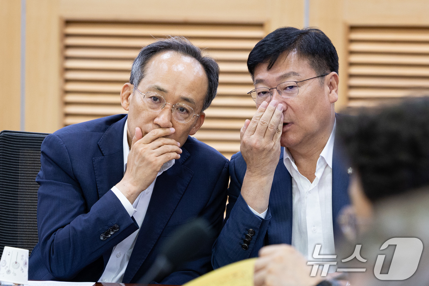 (서울=뉴스1) 유승관 기자 = 정점식 국민의힘 사무총장(오른쪽)과 추경호 의원이 11일 서울 여의도 국회 의원회관에서 열린 관세전쟁 속 대한민국 국익을 위한 산업계-국회 긴급토론 …