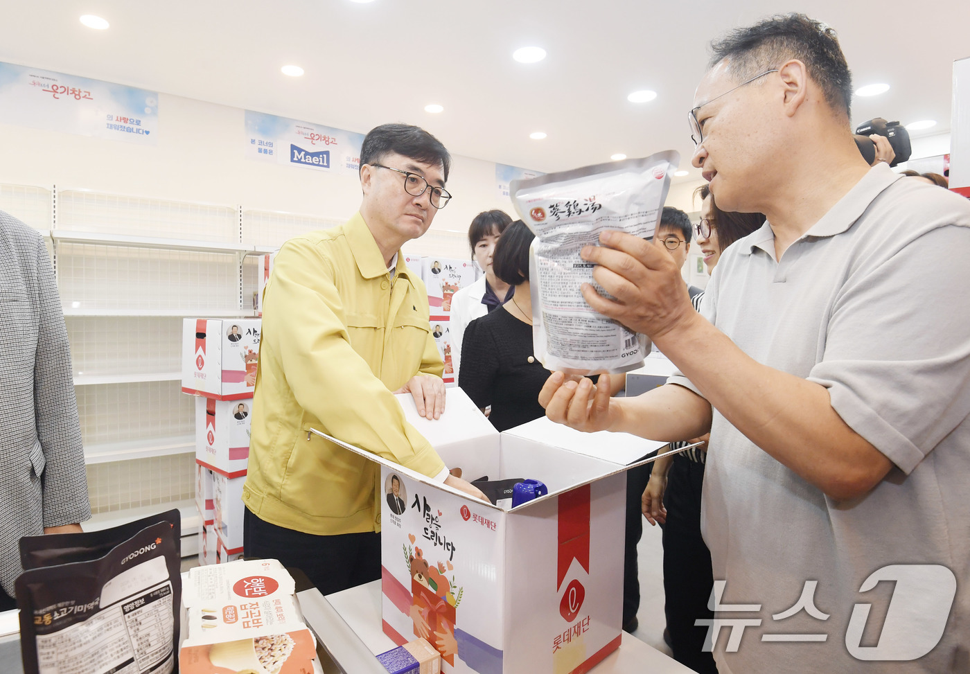 (서울=뉴스1) = 임기근 기획재정부 차관이 11일 서울 용산구 쪽방상담소를 방문해 온기창고 생필품 상자를 점검하고 있다. (기획재정부 제공. 재판매 및 DB 금지) 2025.7. …