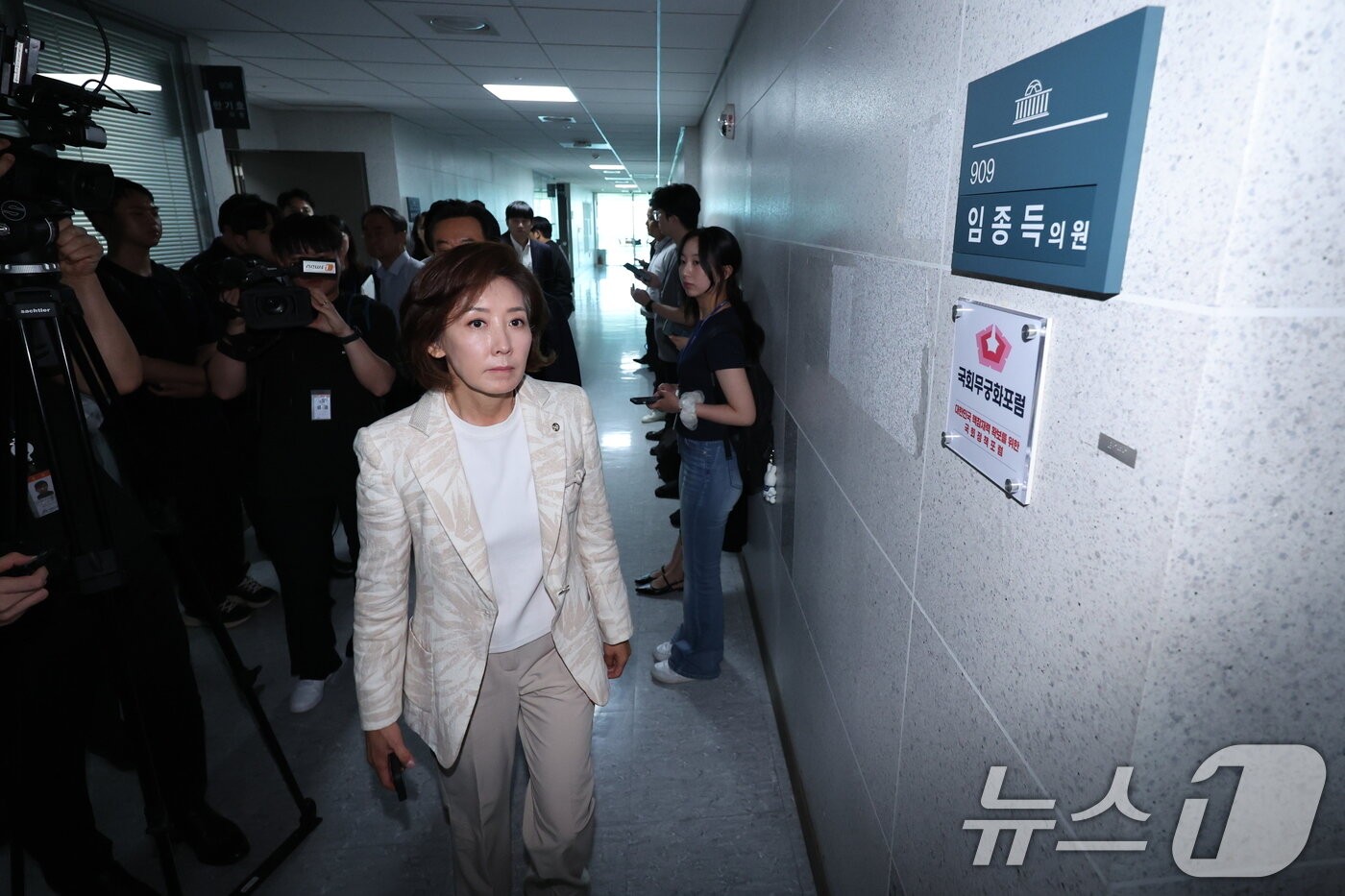본문 이미지 - 해병대원 순직사건 관련 의혹을 수사하는 이명현 특별검사팀이 11일 서울 여의도 국회 의원회관 임종득 국민의힘 의원 사무실을 압수수색 중인 가운데 나경원 의원이 임 의원 사무실로 들어서고 있다. 2025.7.11/뉴스1 ⓒ News1 안은나 기자
