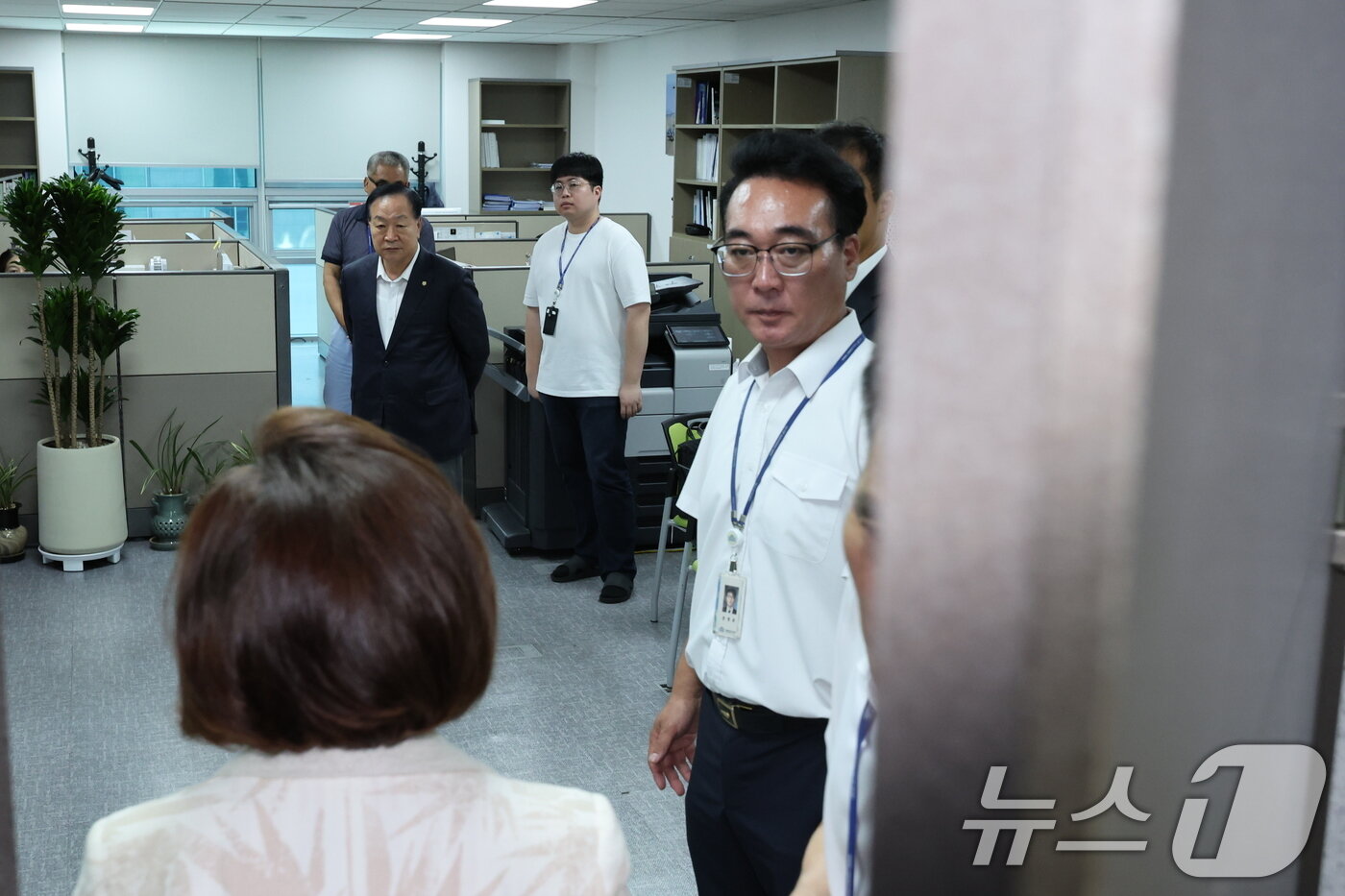본문 이미지 - 해병대원 순직사건 관련 의혹을 수사하는 이명현 특별검사팀이 11일 서울 여의도 국회 의원회관 임종득 국민의힘 의원 사무실을 압수수색 중인 가운데 한기호 의원이 임 의원 사무실로 들어서는 나경원 의원을 바라보고 있다. 2025.7.11/뉴스1 ⓒ News1 안은나 기자