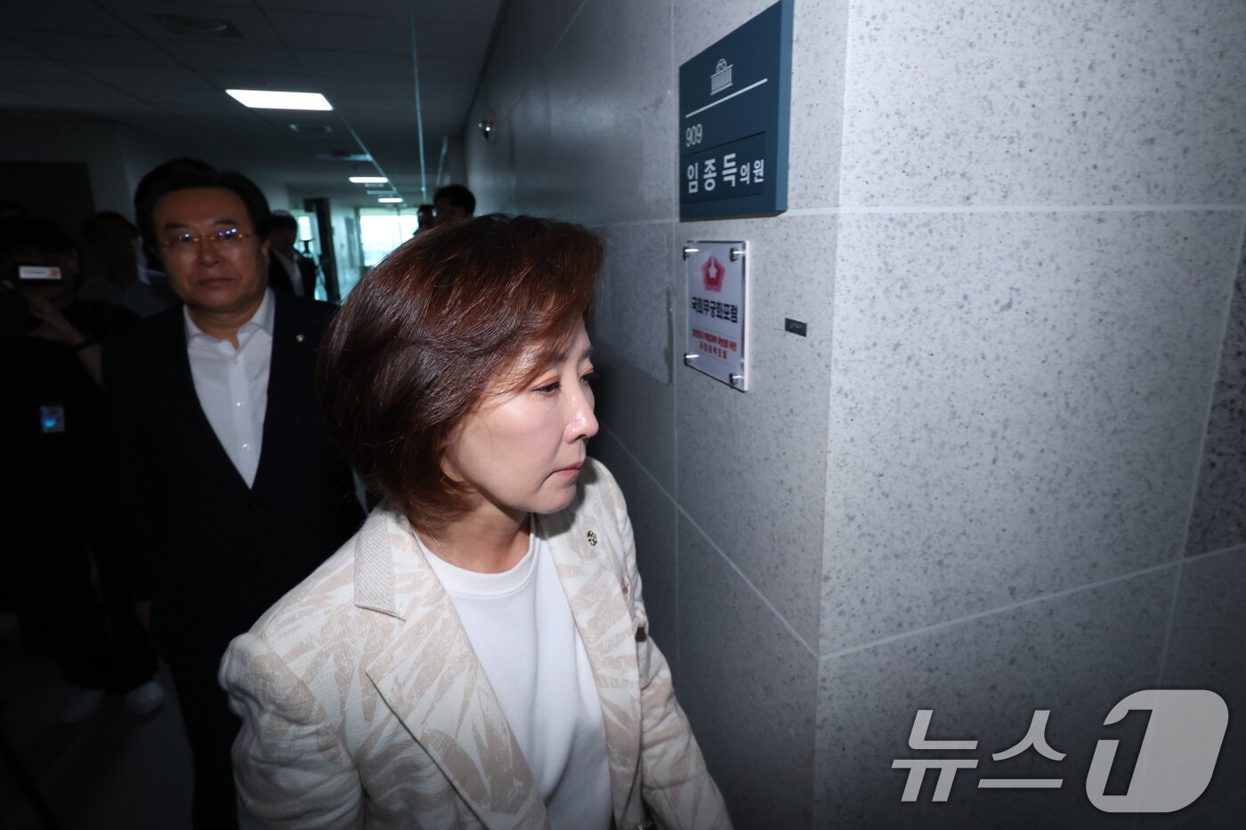 본문 이미지 - 해병대원 순직사건 관련 의혹을 수사하는 이명현 특별검사팀이 11일 서울 여의도 국회 의원회관 임종득 국민의힘 의원 사무실을 압수수색 중인 가운데 나경원 의원이 임 의원 사무실로 들어서고 있다. 왼쪽은 박상웅 의원. 2025.7.11/뉴스1 ⓒ News1 안은나 기자