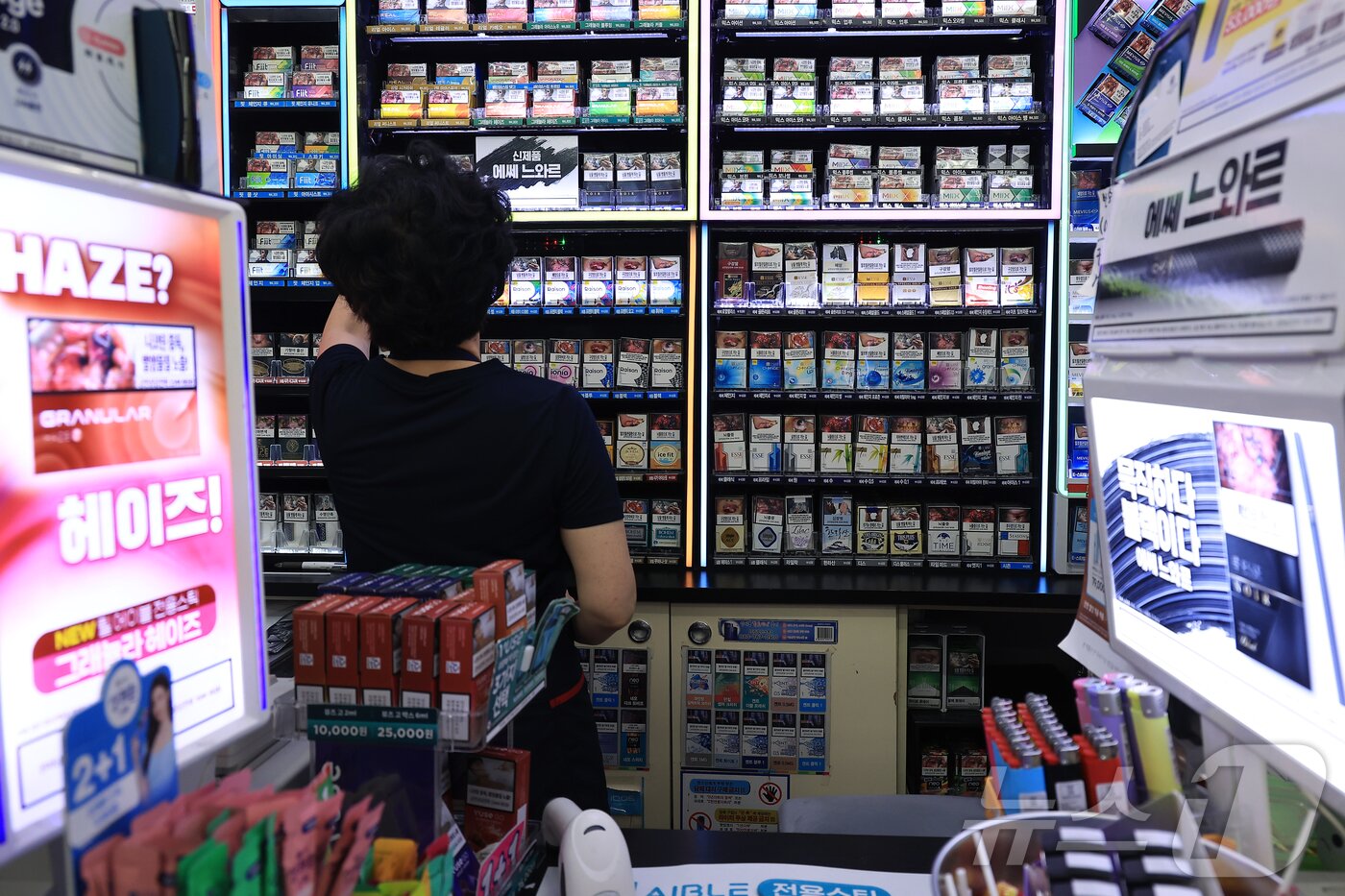 본문 이미지 - 서울 시내 편의점에서 직원이 담배를 정리하고 있다. / 뉴스1 ⓒ News1 박정호 기자