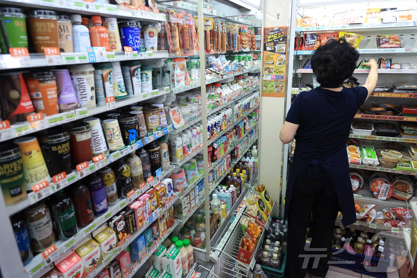 본문 이미지 - 서울 시내 편의점에서 직원이 물건을 정리하고 있다. 2025.7.11/뉴스1 ⓒ News1 박정호 기자