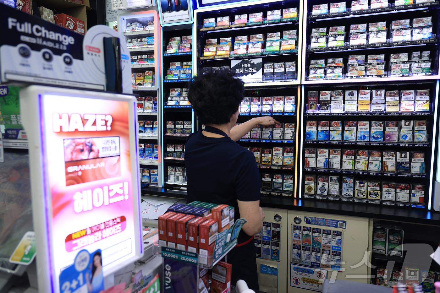 (서울=뉴스1) 박정호 기자 = 2026년도 최저임금이 올해(1만 30원)보다 2.9% 오른 1만 320원으로 결정된 가운데 11일 서울 시내 편의점에서 직원이 담배를 정리하고 있 …