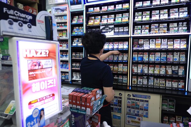 본문 이미지 - 서울 시내 편의점에서 직원이 담배를 정리하고 있다. 2025.7.11/뉴스1 ⓒ News1 박정호 기자