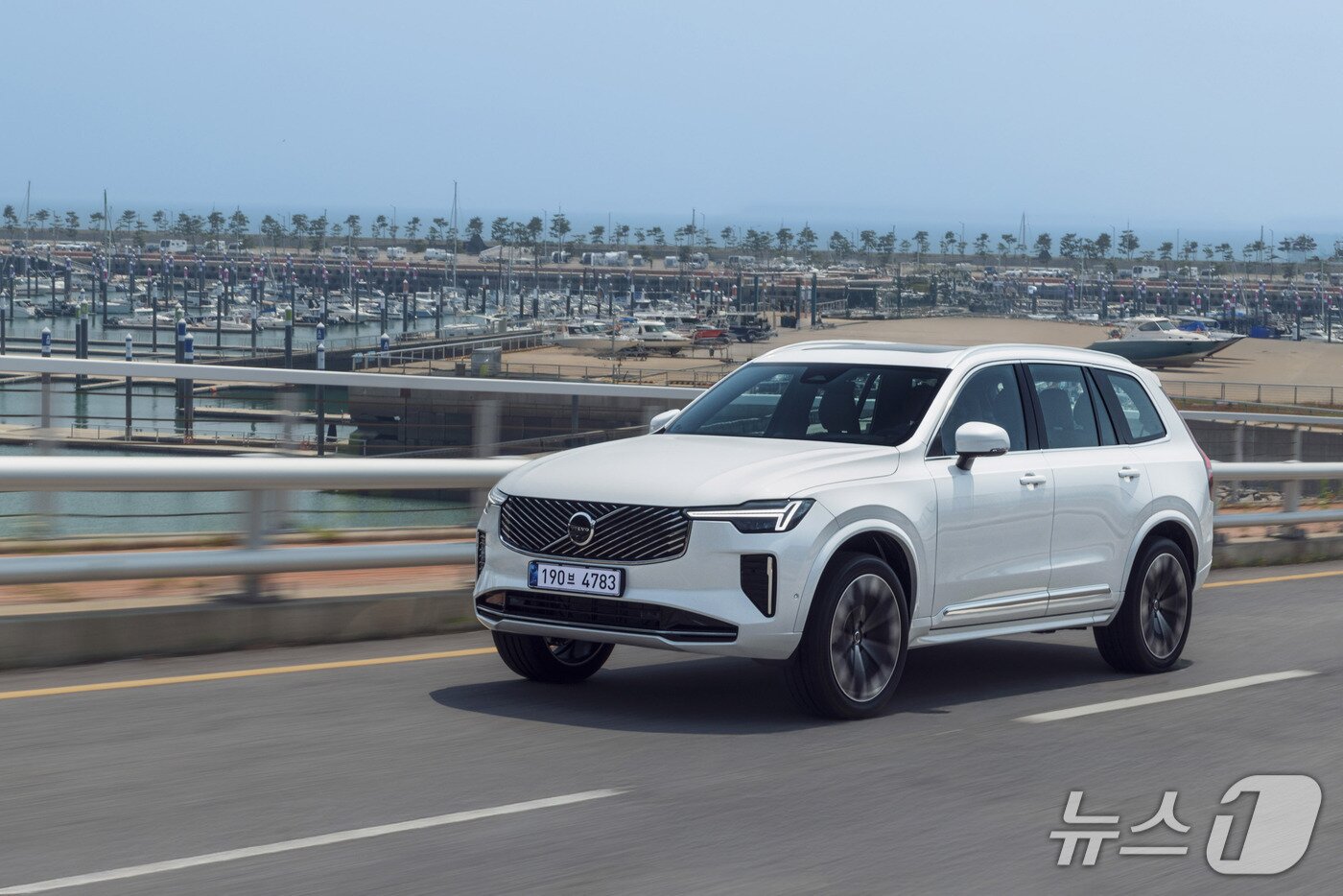 본문 이미지 -  주행 중인 볼보 XC90&#40;볼보 제공&#41;