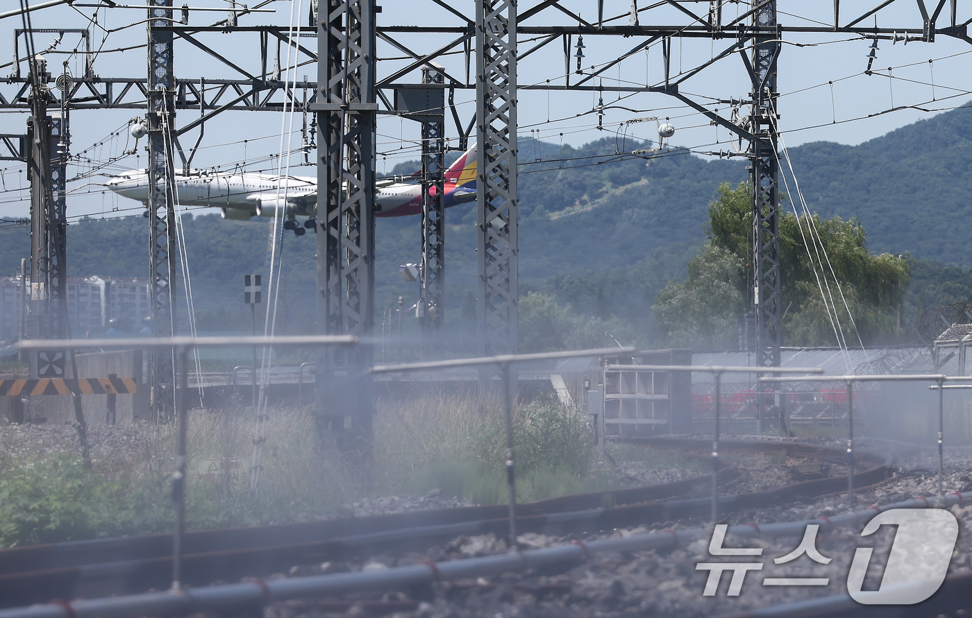 (서울=뉴스1) 김민지 기자 = 기록적 폭염이 연일 이어지는 11일 서울 강서구 9호선 개화 차량기지에서 불볕 더위로 달궈진 선로 위로 레일살수장치가 가동되고 있다. 2025.7. …