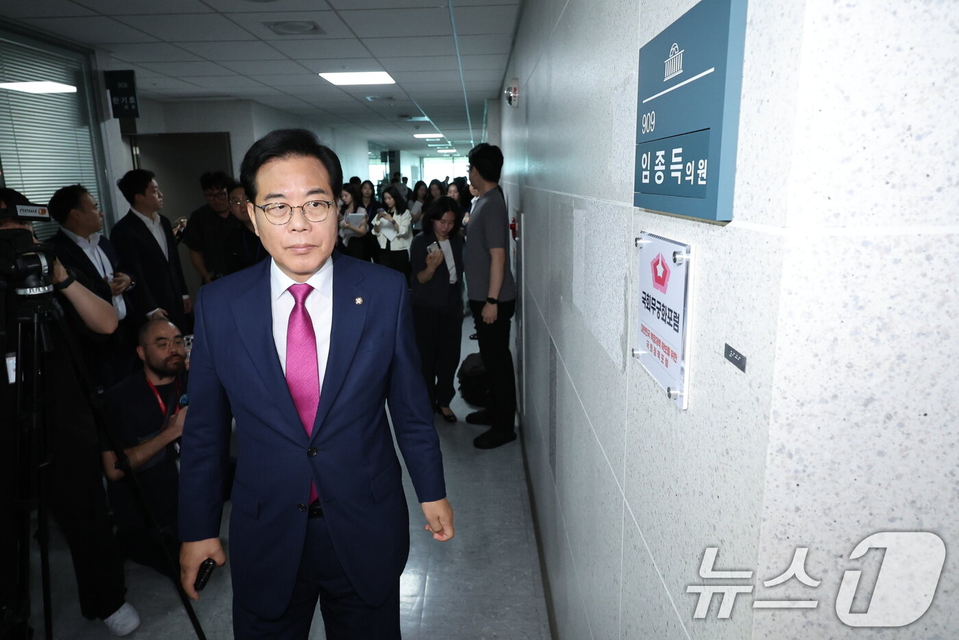 본문 이미지 - 해병대원 순직사건 관련 의혹을 수사하는 이명현 특별검사팀이 11일 서울 여의도 국회 의원회관 임종득 국민의힘 의원 사무실을 압수수색 중인 가운데 송언석 비상대책위원장 겸 원내대표가 임 의원 사무실로 들어서고 있다. 2025.7.11/뉴스1 ⓒ News1 안은나 기자