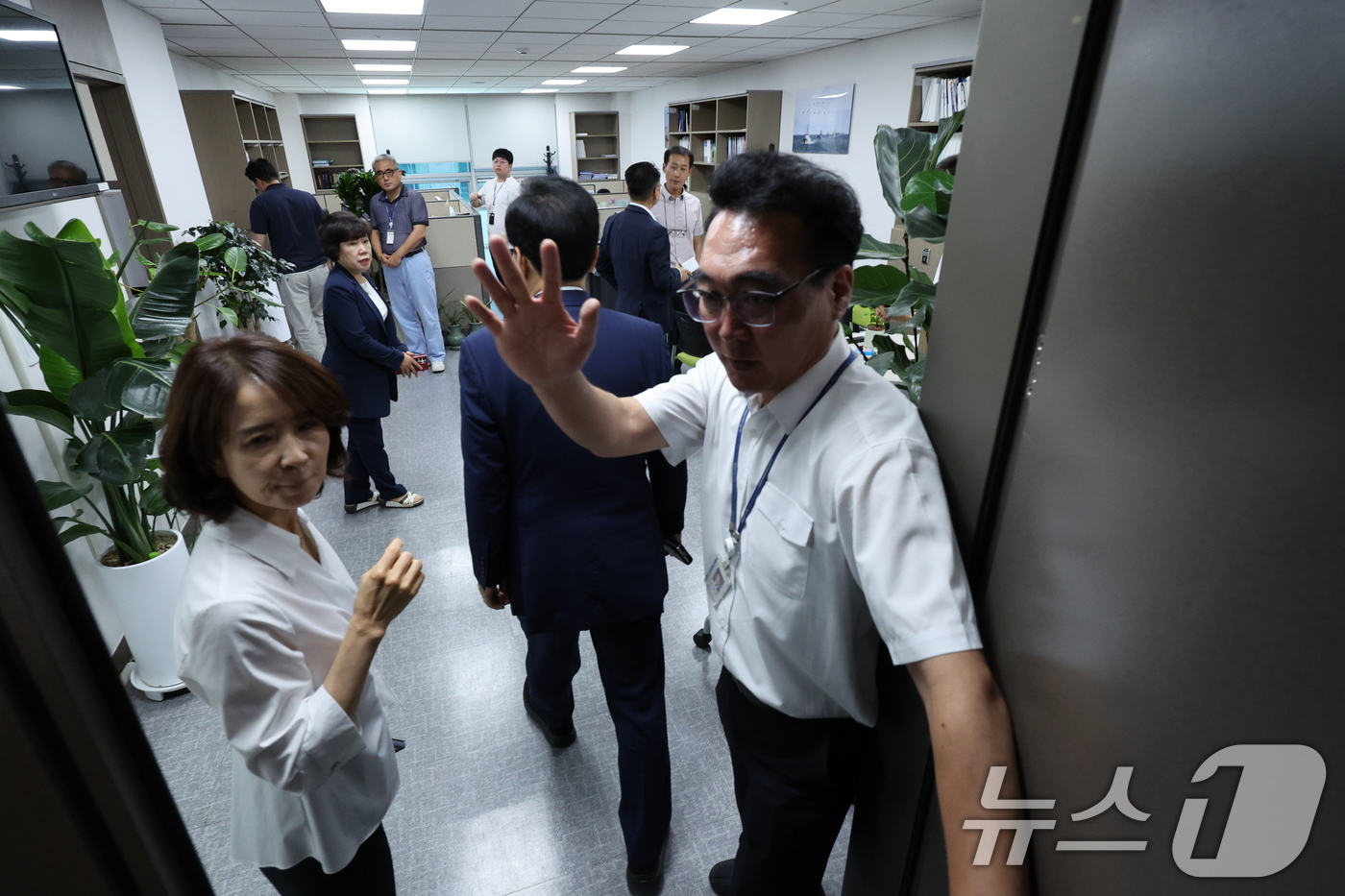 (서울=뉴스1) 안은나 기자 = 해병대원 순직사건 관련 의혹을 수사하는 이명현 특별검사팀이 11일 서울 여의도 국회 의원회관 임종득 국민의힘 의원 사무실을 압수수색 중인 가운데 송 …