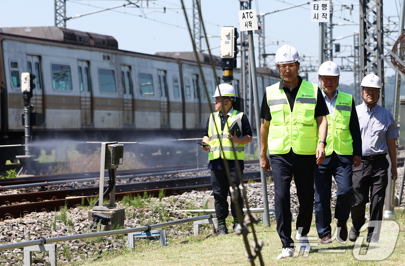(서울=뉴스1) 김민지 기자 = 오세훈 서울시장이 11일 서울 강서구 9호선 개화 차량기지를 방문, 폭염 대비 차량기지 내 도시철도 시스템을 살피고 있다. 2025.7.11/뉴스1 …
