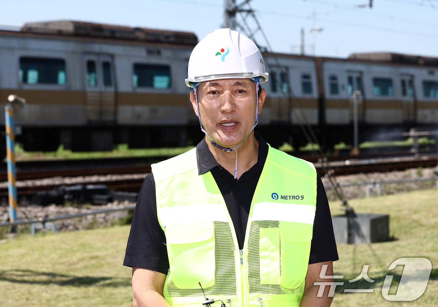 (서울=뉴스1) 김민지 기자 = 오세훈 서울시장이 11일 서울 강서구 9호선 개화 차량기지를 방문, 폭염 대비 차량기지 내 도시철도 시스템을 살핀 뒤 브리핑을 하고 있다. 2025 …