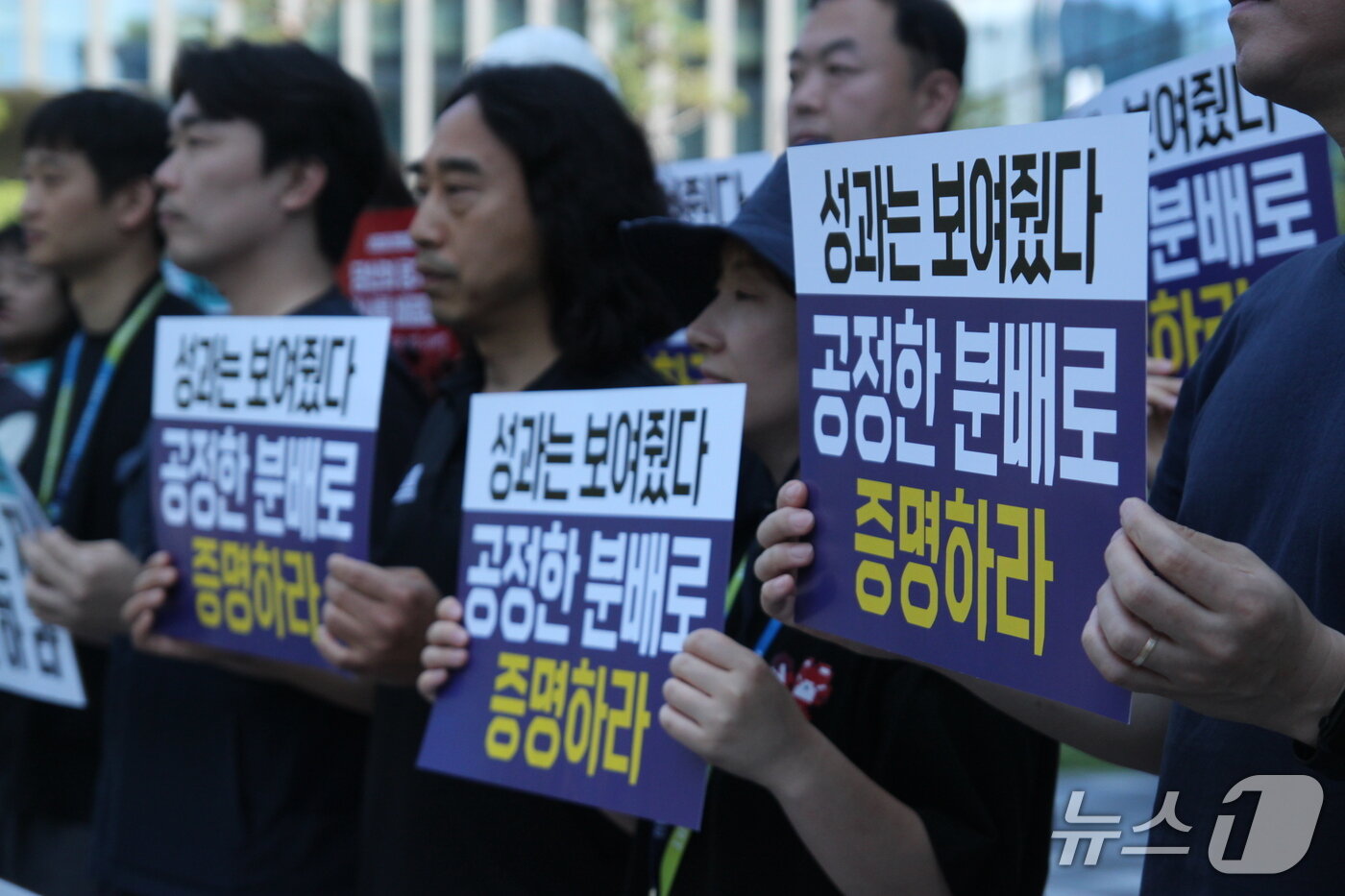 본문 이미지 - 전국화학섬유식품산업노동조합 넥슨지회 네오플분회가 11일 넥슨코리아 판교사옥 앞에서 기자회견을 열고 사측에 교섭을 촉구했다.2025.7.11/뉴스1 ⓒ 뉴스1 김민재 기자