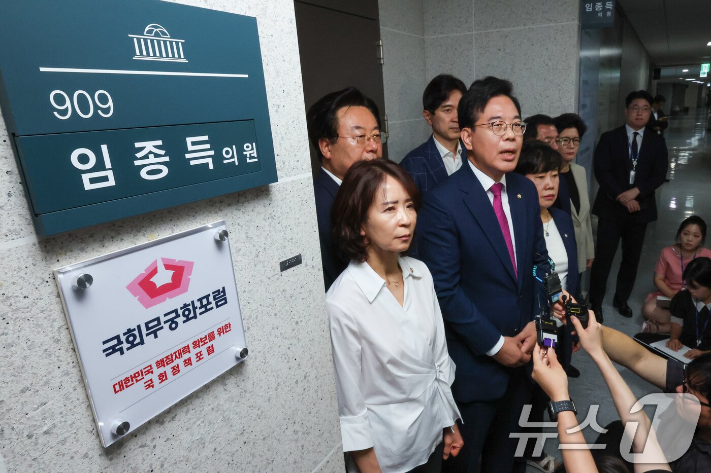 본문 이미지 - 송언석 국민의힘 비상대책위원장 겸 원내대표가 11일 서울 여의도 국회 의원회관 임종득 국민의힘 의원 사무실 앞에서 해병대원 특검팀의 임 의원실 압수수색을 규탄하며 발언하고 있다. 2025.7.11/뉴스1 ⓒ News1 안은나 기자