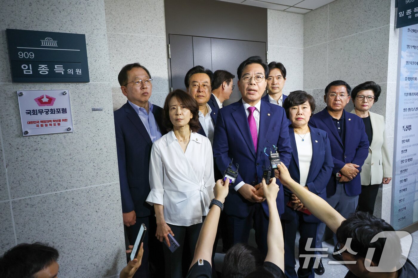 본문 이미지 - 송언석 국민의힘 비상대책위원장 겸 원내대표가 11일 서울 여의도 국회 의원회관 임종득 국민의힘 의원 사무실 앞에서 해병대원 특검팀의 임 의원실 압수수색을 규탄하며 발언하고 있다. 2025.7.11/뉴스1 ⓒ News1 안은나 기자