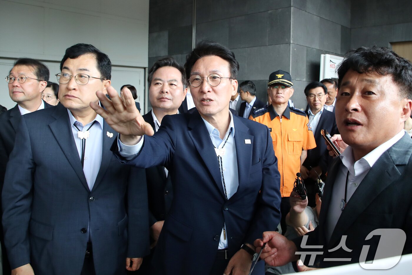 본문 이미지 - 김민석 국무총리가 11일 오전 경북 경주화백컨벤션센터를 찾아 APEC 정상회의에 사용될 미디어센터 건립 현장을 점검하고 있다. 2025.7.11/뉴스1 ⓒ News1 공정식 기자