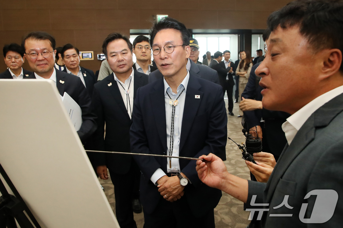 (경주=뉴스1) 공정식 기자 = 김민석 국무총리가 11일 오전 경북 경주화백컨벤션센터를 찾아 APEC 정상회의에 사용될 정상회의장 준비상황을 점검하고 있다. 2025.7.11/뉴스 …