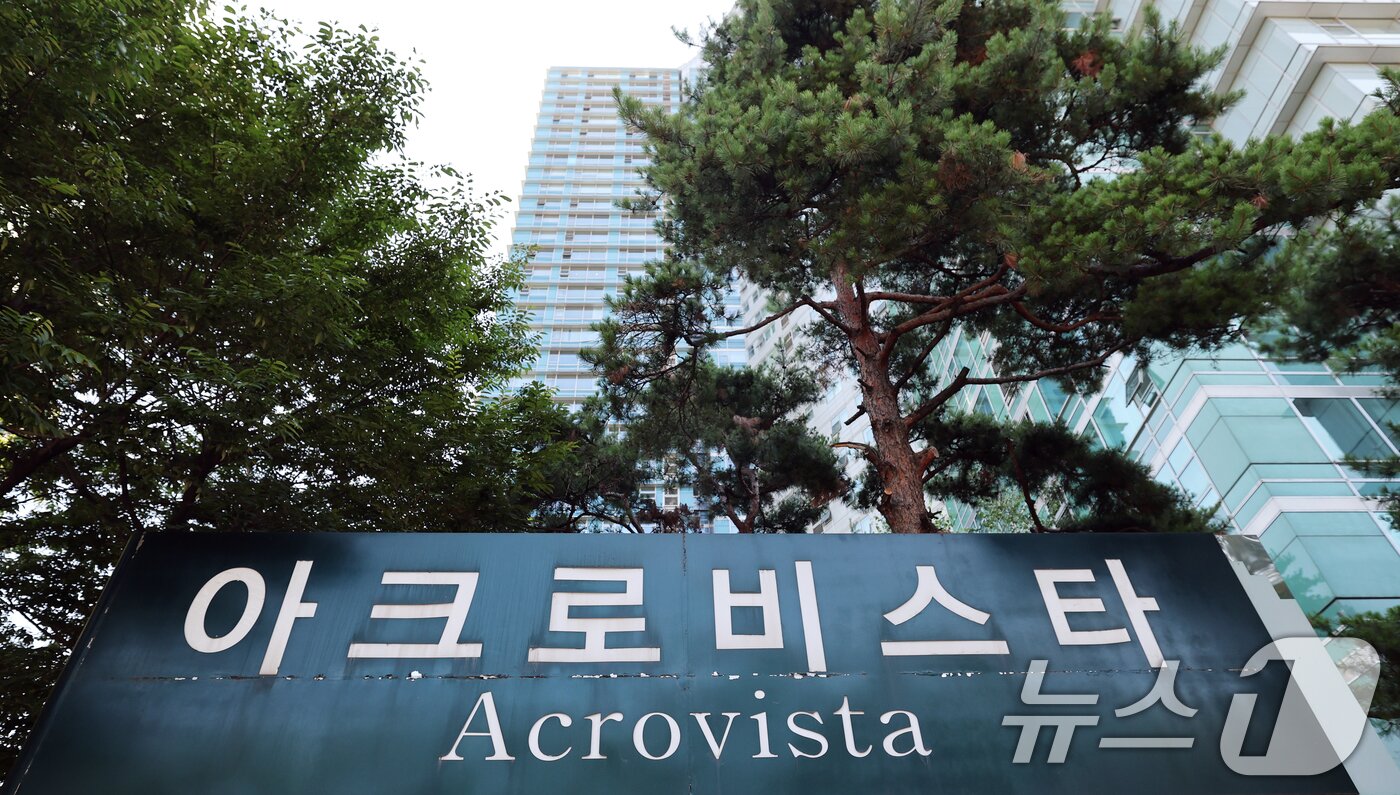 본문 이미지 - 채상병 사건 수사방해 의혹을 수사하는 이명현 순직해병 특검팀이 11일 수사외압 의혹의 &#39;정점&#39;으로 지목된 윤석열 전 대통령에 대한 압수수색에 나섰다. 사진은 압수수색이 진행 중인 윤 전 대통령의 사저 서울 서초구 아크로비스타 모습. 2025.7.11/뉴스1 ⓒ News1 오대일 기자
