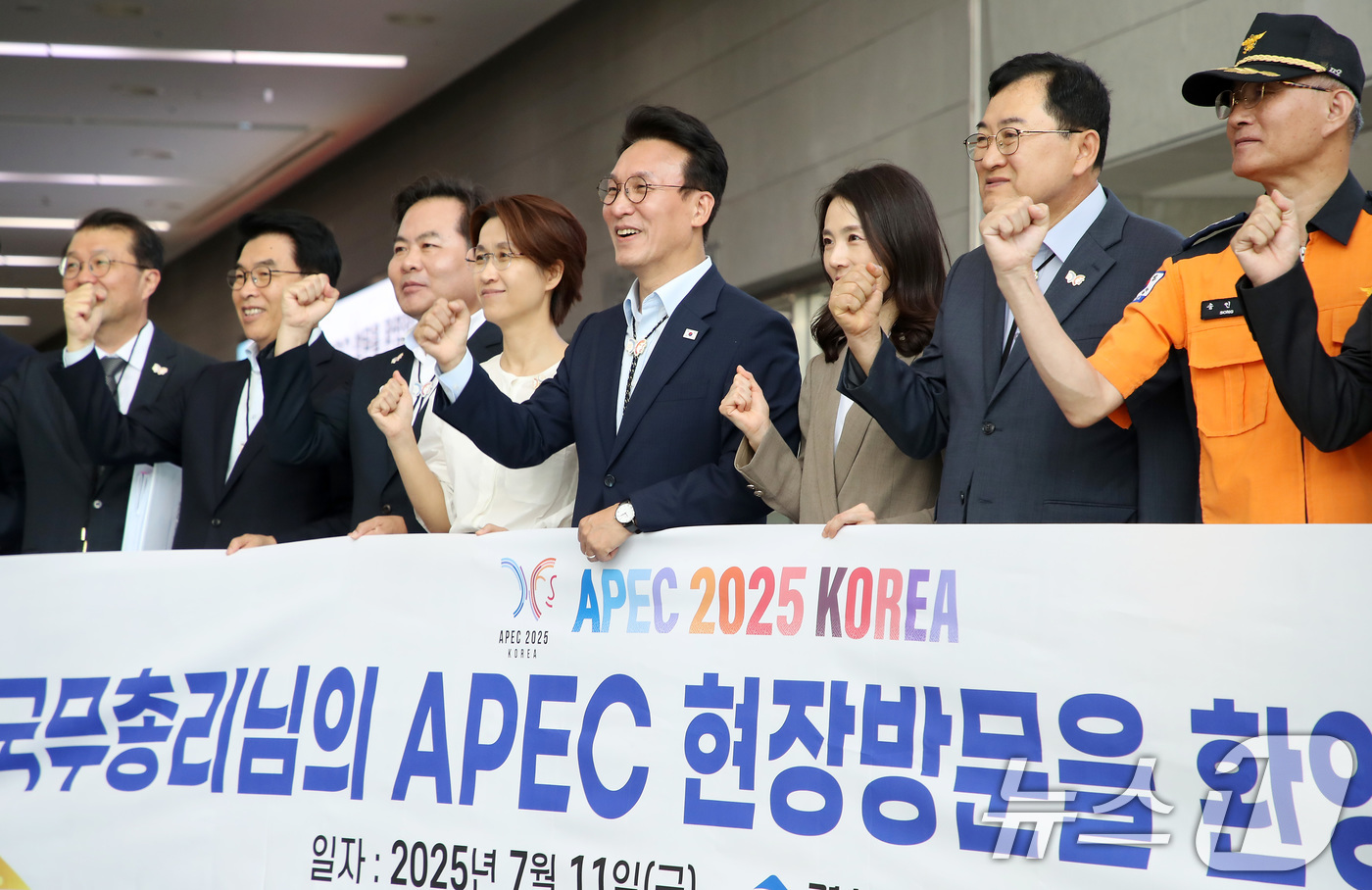 (경주=뉴스1) 공정식 기자 = 김민석 국무총리가 11일 오전 경북 경주화백컨벤션센터를 찾아 APEC 정상회의 준비상황을 점검한 뒤 기념촬영하고 있다. 2025.7.11/뉴스1