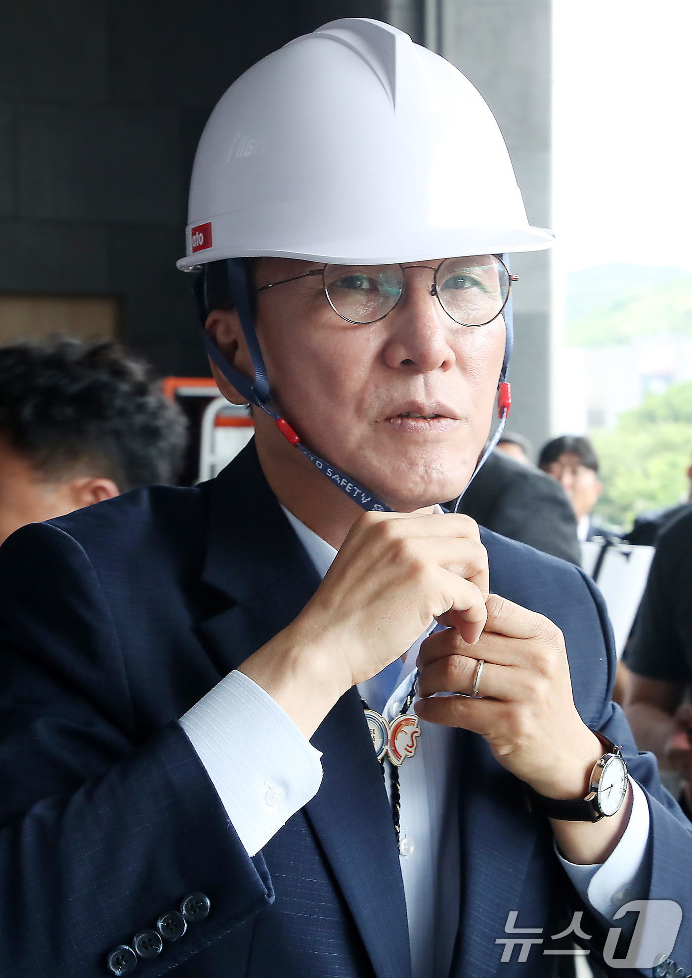 (경주=뉴스1) 공정식 기자 = 김민석 국무총리가 11일 오전 경북 경주화백컨벤션센터를 찾아 APEC 정상회의 미디어센터 건립 현장 상황을 점검하기 위해 안전모를 쓰고 있다. 20 …