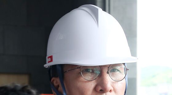 'APEC 준비상황 점검' 안전모 쓰는 김민석 총리
