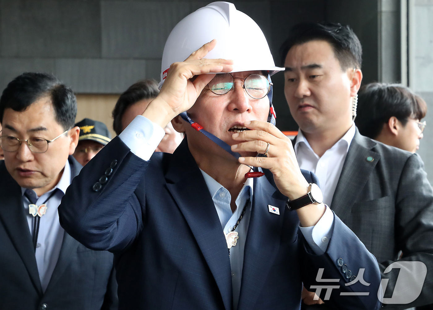 (경주=뉴스1) 공정식 기자 = 김민석 국무총리가 11일 오전 경북 경주화백컨벤션센터를 찾아 APEC 정상회의 미디어센터 건립 현장 상황을 점검하기 위해 안전모를 쓰고 있다. 20 …