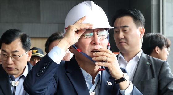 안전모 쓰는 김민석 총리