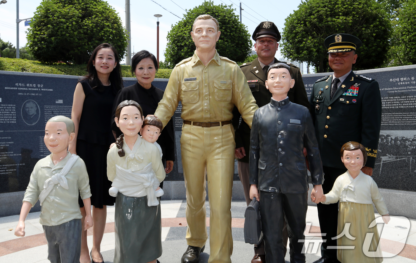 (부산=뉴스1) 윤일지 기자 = 11일 부산 남구 유엔기념공원에서 열린 리차드 위트컴 장군 제43주기 추모식을 마친 위트컴 장군의 딸 민태정 위트컴희망재단 이사장, 윌리엄 코스트 …