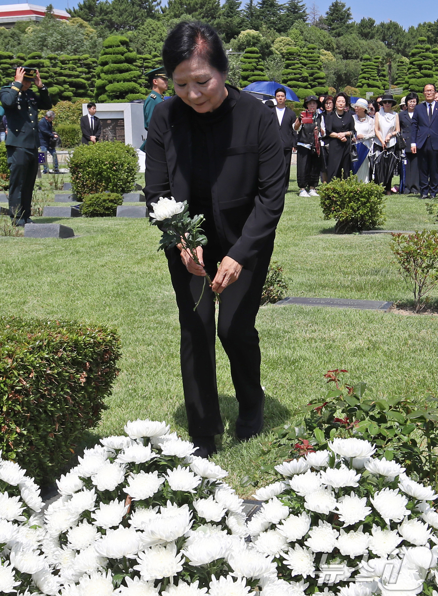 (부산=뉴스1) 윤일지 기자 = 11일 부산 남구 유엔기념공원에서 열린 리차드 위트컴 장군 제43주기 추모식에서 위트컴 장군의 딸인 민태정 위트컴희망재단 이사장이 헌화하고 있다.리 …