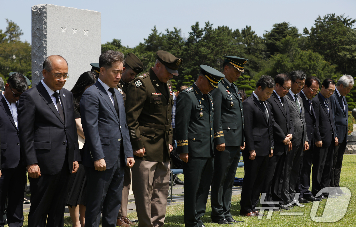 (부산=뉴스1) 윤일지 기자 = 11일 부산 남구 유엔기념공원에서 열린 리차드 위트컴 장군 제43주기 추모식에서 참석자들이 리차드 위트컴 장군 묘역을 참배하고 있다.리차드 위트컴 …