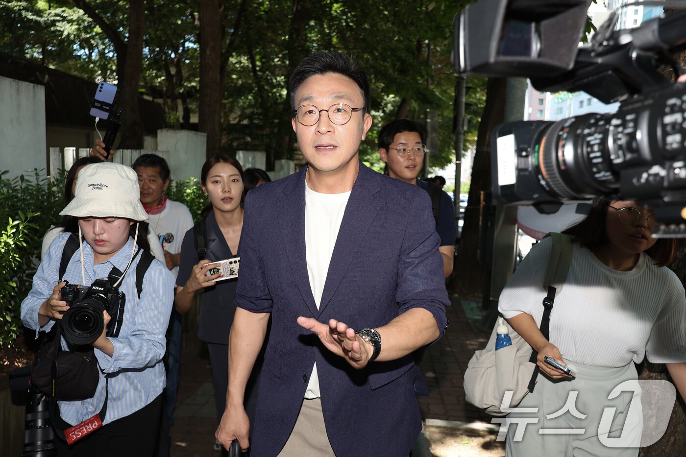 본문 이미지 - 해병대원 순직사건 관련 의혹을 수사하는 이명현 특별검사팀이 윤석열 전 대통령 주거지 압수수색에 돌입한 11일 오후 윤 전 대통령 변호인인 최지우 변호사가 압수수색 입회를 마친 후 아크로비스타를 나서고 있다. 2025.7.11/뉴스1 ⓒ News1 신웅수 기자