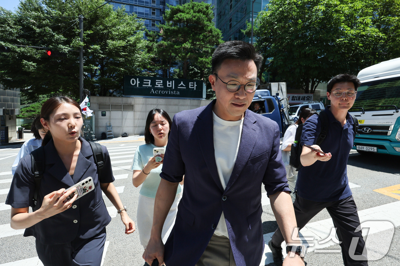 (서울=뉴스1) 신웅수 기자 = 해병대원 순직사건 관련 의혹을 수사하는 이명현 특별검사팀이 윤석열 전 대통령 주거지 압수수색에 돌입한 11일 오후 윤 전 대통령 변호인인 최지우 변 …