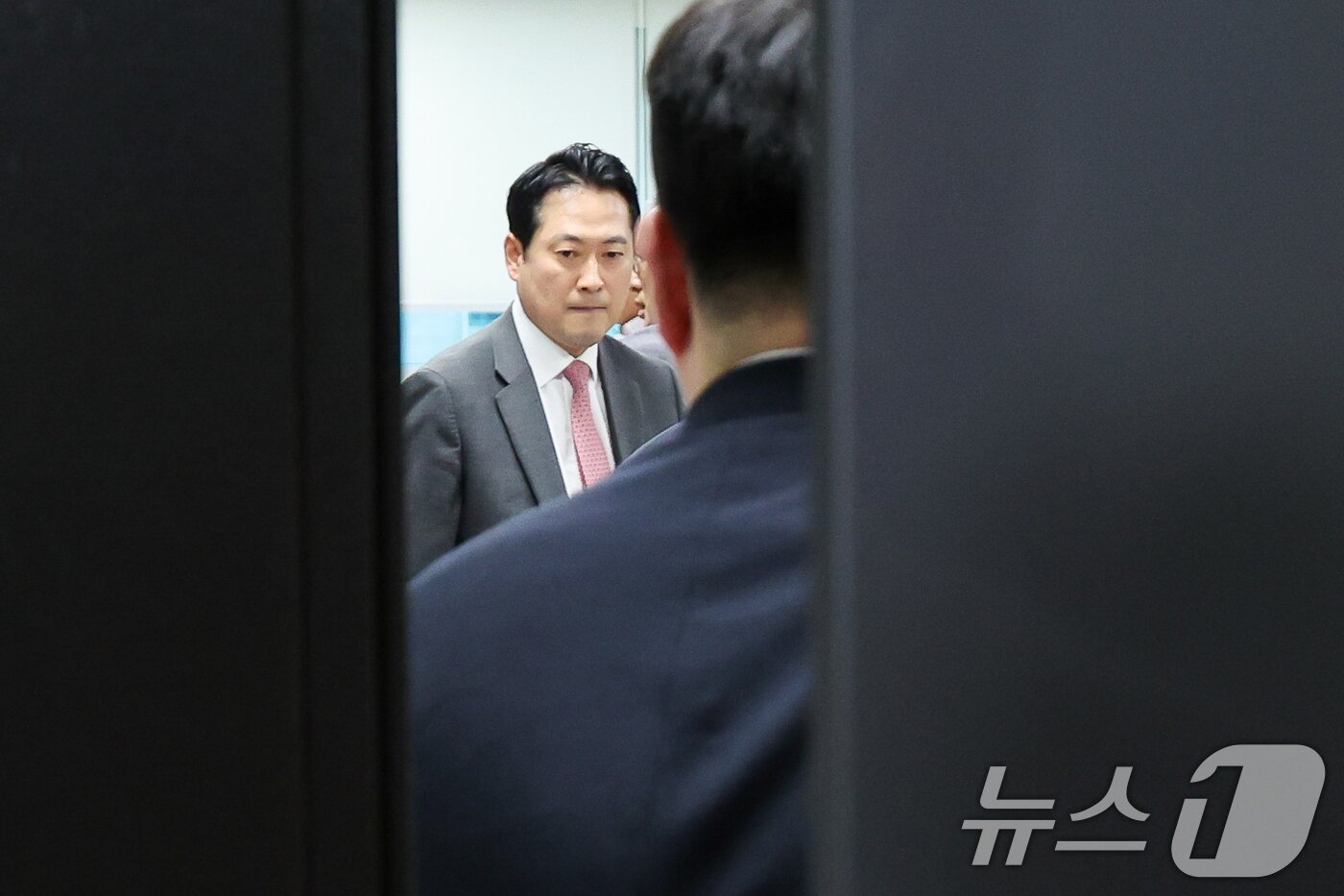 본문 이미지 - 해병대원 순직사건 관련 의혹을 수사하는 이명현 특별검사팀이 11일 서울 여의도 국회 의원회관 임종득 국민의힘 의원 사무실을 압수수색 중인 가운데 장동혁 의원 등 국민의힘 의원들이 집결하고 있다. 2025.7.11/뉴스1 ⓒ News1 안은나 기자