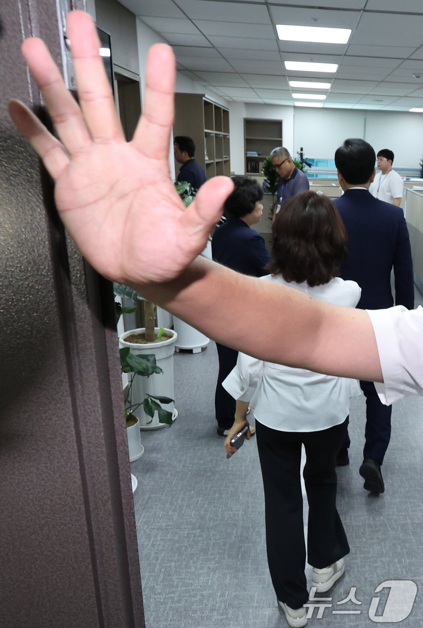 본문 이미지 - 해병대원 순직사건 관련 의혹을 수사하는 이명현 특별검사팀이 11일 서울 여의도 국회 의원회관 임종득 국민의힘 의원 사무실을 압수수색 중인 가운데 송언석 비상대책위원장 겸 원내대표가 임 의원 사무실로 들어서고 있다. 2025.7.11/뉴스1 ⓒ News1 안은나 기자