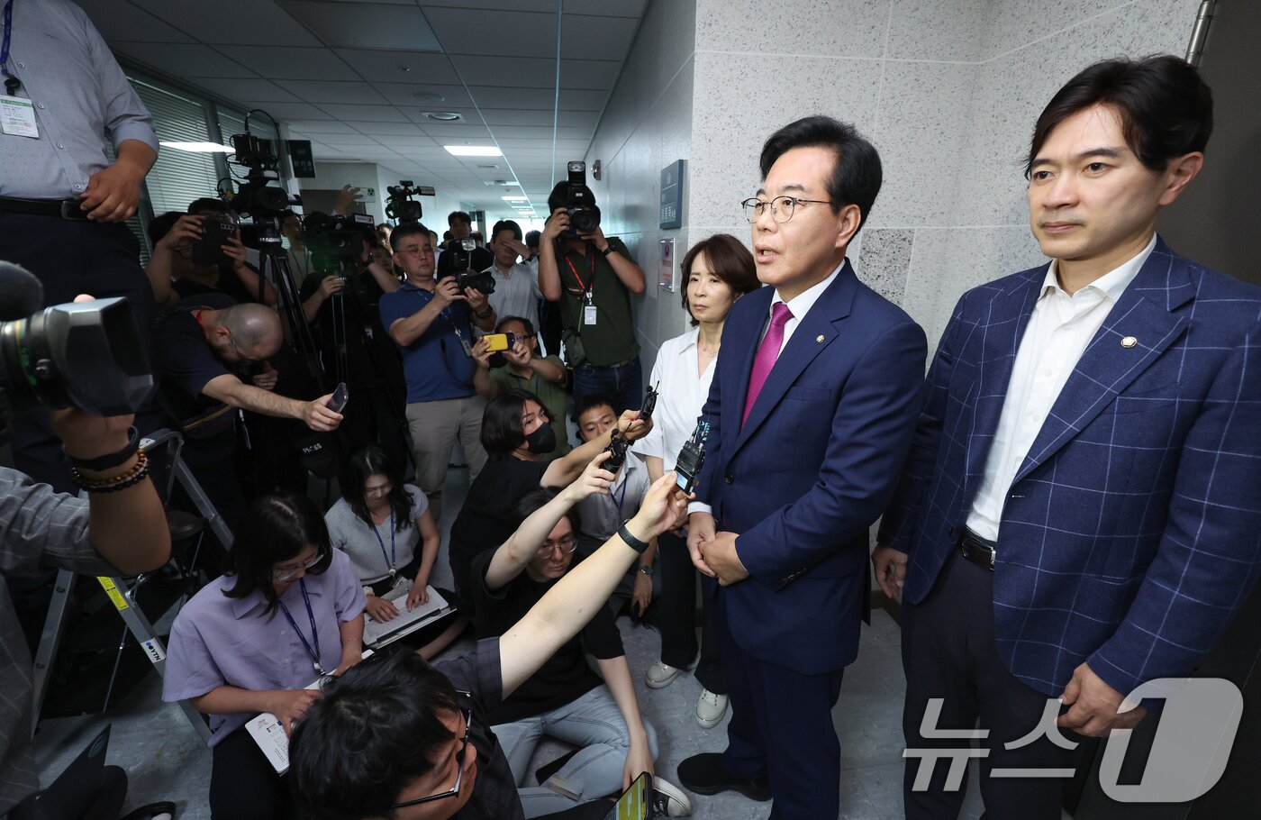 본문 이미지 - 송언석 국민의힘 비상대책위원장 겸 원내대표가 11일 서울 여의도 국회 의원회관 임종득 국민의힘 의원 사무실 앞에서 해병대원 특검팀의 임 의원실 압수수색을 규탄하며 발언하고 있다. 2025.7.11/뉴스1 ⓒ News1 안은나 기자