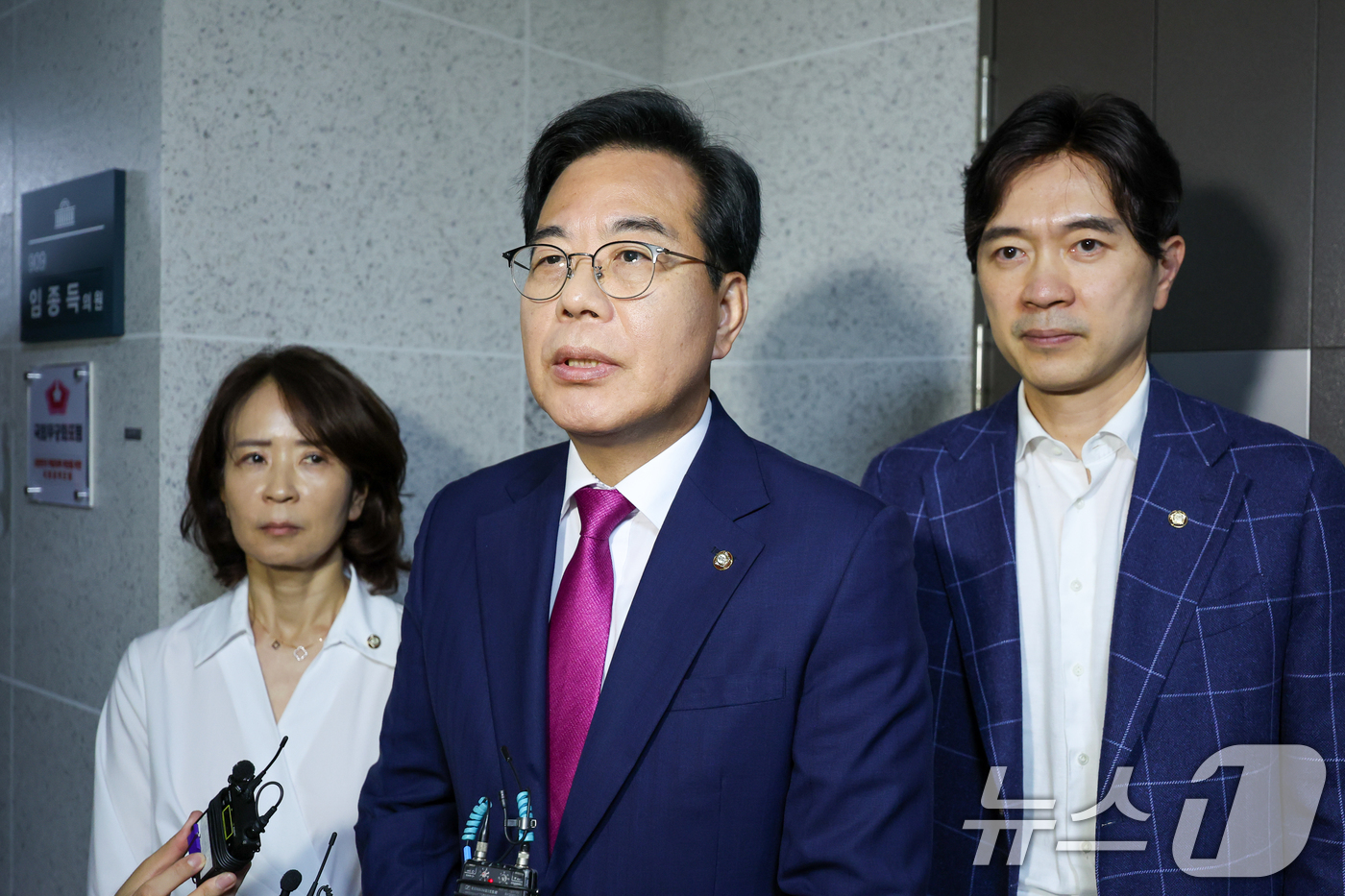 (서울=뉴스1) 안은나 기자 = 송언석 국민의힘 비상대책위원장 겸 원내대표가 11일 서울 여의도 국회 의원회관 임종득 국민의힘 의원 사무실 앞에서 해병대원 특검팀의 임 의원실 압수 …