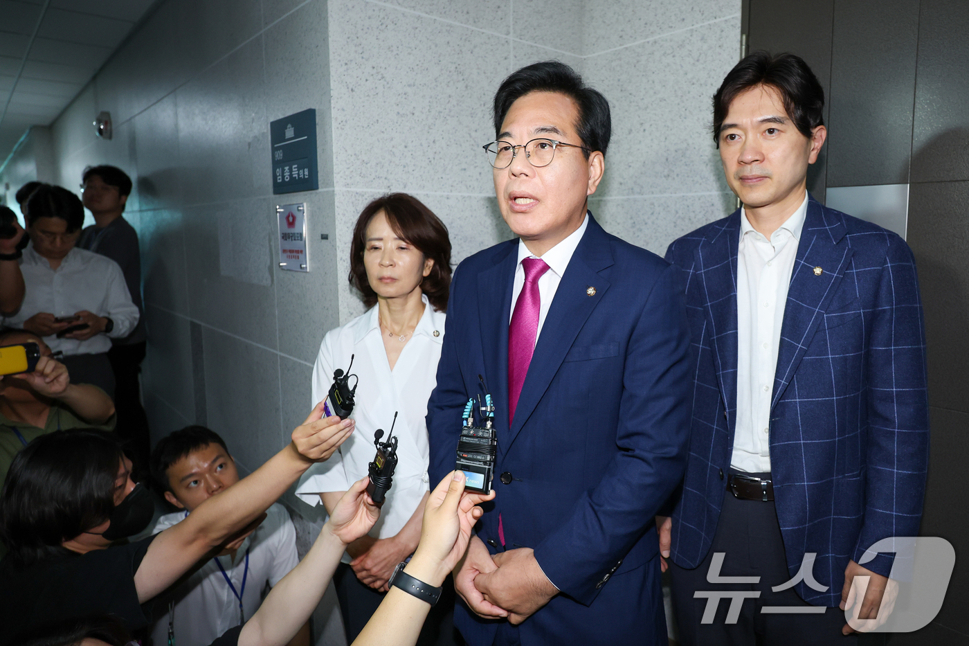 (서울=뉴스1) 안은나 기자 = 송언석 국민의힘 비상대책위원장 겸 원내대표가 11일 서울 여의도 국회 의원회관 임종득 국민의힘 의원 사무실 앞에서 해병대원 특검팀의 임 의원실 압수 …