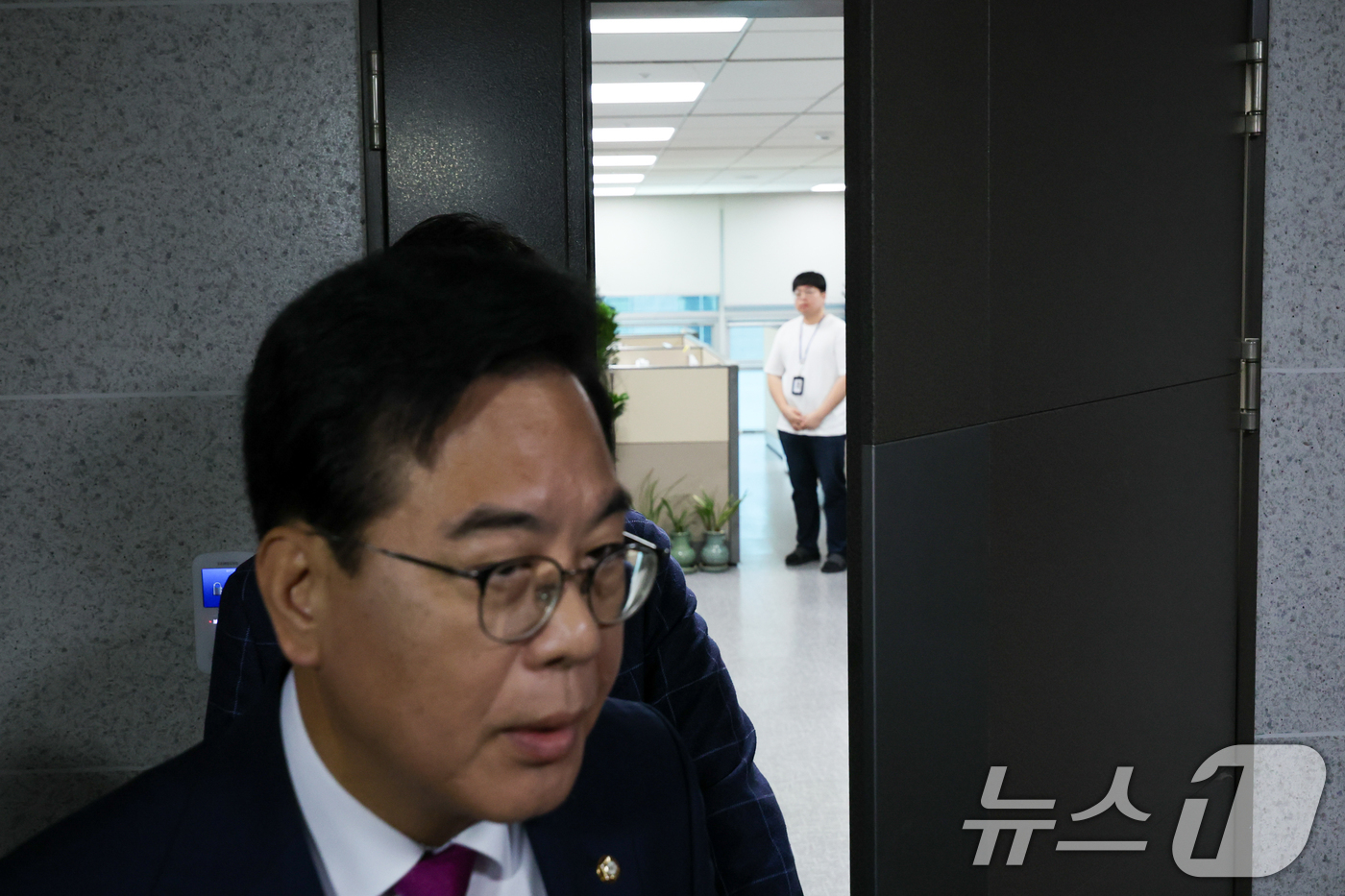 (서울=뉴스1) 안은나 기자 = 해병대원 순직사건 관련 의혹을 수사하는 이명현 특별검사팀이 11일 서울 여의도 국회 의원회관 임종득 국민의힘 의원 사무실을 압수수색 중인 가운데 송 …