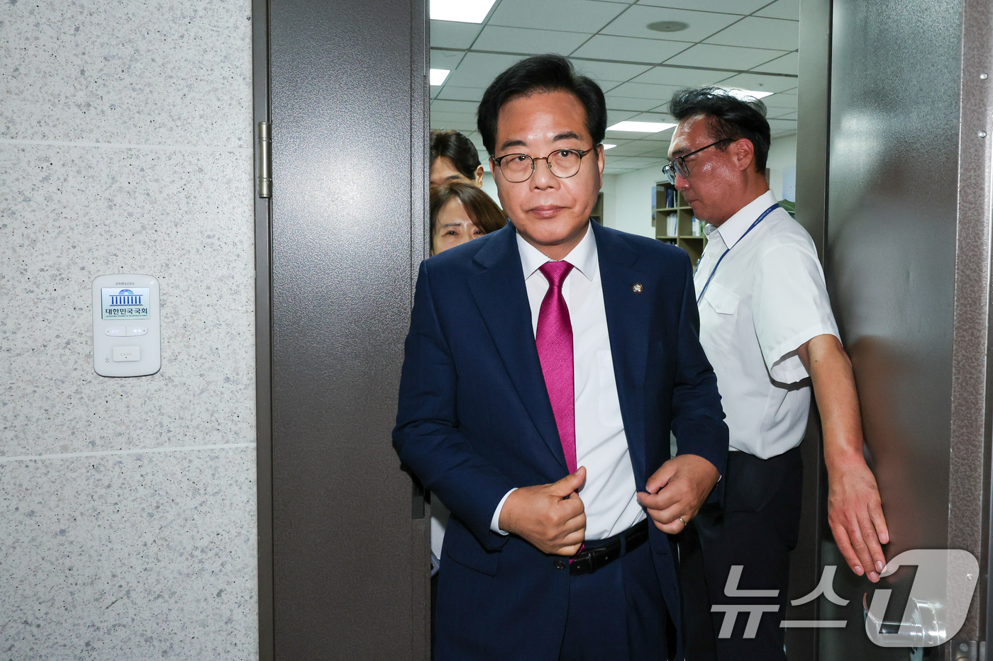 (서울=뉴스1) 안은나 기자 = 해병대원 순직사건 관련 의혹을 수사하는 이명현 특별검사팀이 11일 서울 여의도 국회 의원회관 임종득 국민의힘 의원 사무실을 압수수색 중인 가운데 송 …