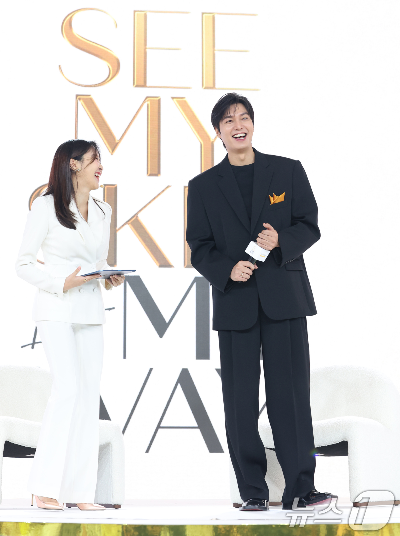 (서울=뉴스1) 권현진 기자 = 배우 이민호(오른쪽)가 11일 서울 중구 그랜드 하얏트 서울에서 열린 멀츠 에스테틱스의 울쎄라피 프라임™ 아시아퍼시픽 앰배서더 공개 행사에 참석해 …