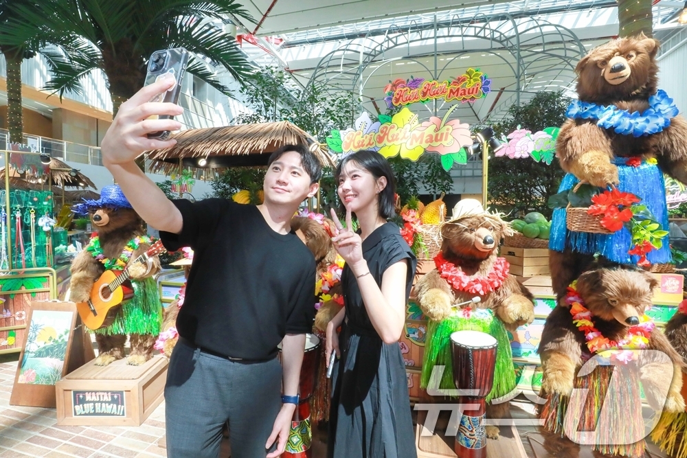 (서울=뉴스1) = 현대백화점은 오는 8월 17일까지 더현대 서울의 실내정원 사운즈포레스트에서 하와이의 마우이섬을 콘셉트로 이색적인 공간 연출을 선보인다고 11일 밝혔다.11일 서 …