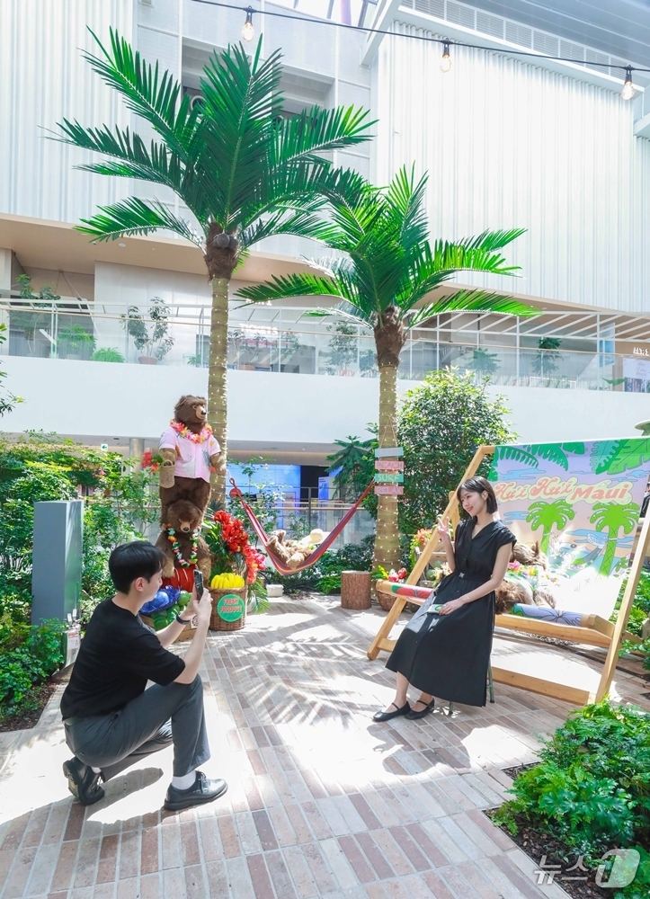 (서울=뉴스1) = 현대백화점은 오는 8월 17일까지 더현대 서울의 실내정원 사운즈포레스트에서 하와이의 마우이섬을 콘셉트로 이색적인 공간 연출을 선보인다고 11일 밝혔다.11일 서 …