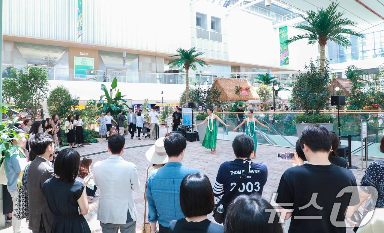 (서울=뉴스1) = 현대백화점은 오는 8월 17일까지 더현대 서울의 실내정원 사운즈포레스트에서 하와이의 마우이섬을 콘셉트로 이색적인 공간 연출을 선보인다고 11일 밝혔다.11일 서 …