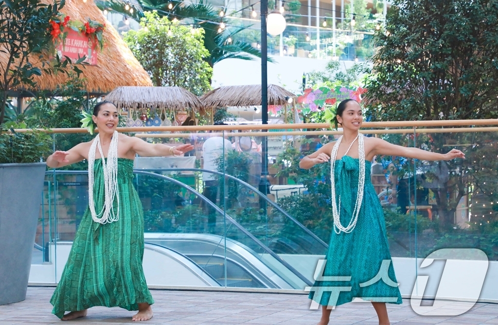 (서울=뉴스1) = 현대백화점은 오는 8월 17일까지 더현대 서울의 실내정원 사운즈포레스트에서 하와이의 마우이섬을 콘셉트로 이색적인 공간 연출을 선보인다고 11일 밝혔다.11일 서 …