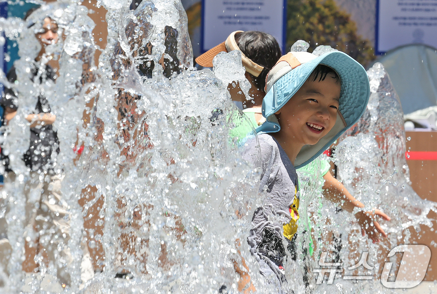 (서울=뉴스1) 장수영 기자 = 연일 폭염이 이어지고 있는 11일 오후 서울 종로구 광화문광장 바닥분수에서 어린이들이 물놀이를 하며 더위를 식히고 있다. 2025.7.11/뉴스1