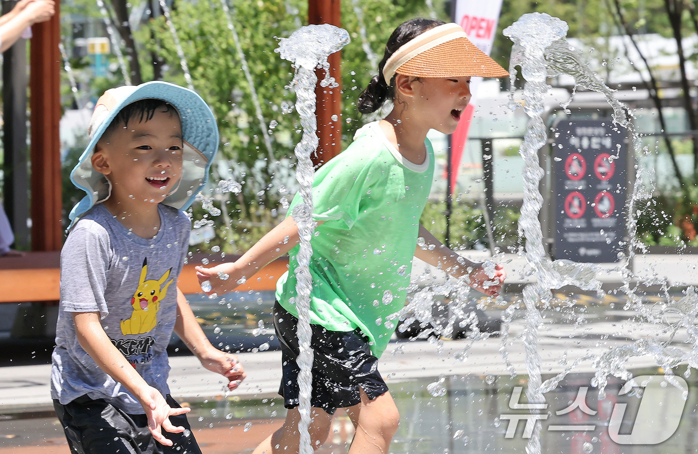 (서울=뉴스1) 장수영 기자 = 연일 폭염이 이어지고 있는 11일 오후 서울 종로구 광화문광장 바닥분수에서 어린이들이 물놀이를 하며 더위를 식히고 있다. 2025.7.11/뉴스1