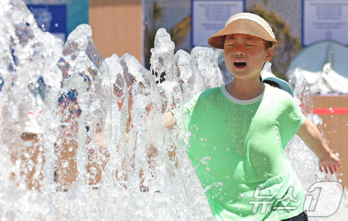 (서울=뉴스1) 장수영 기자 = 연일 폭염이 이어지고 있는 11일 오후 서울 종로구 광화문광장 바닥분수에서 어린이들이 물놀이를 하며 더위를 식히고 있다. 2025.7.11/뉴스1