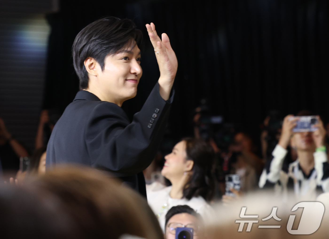 (서울=뉴스1) 권현진 기자 = 배우 이민호가 11일 서울 중구 그랜드 하얏트 서울에서 열린 멀츠 에스테틱스의 울쎄라피 프라임™ 아시아퍼시픽 앰배서더 공개 행사에 참석해 손 인사를 …